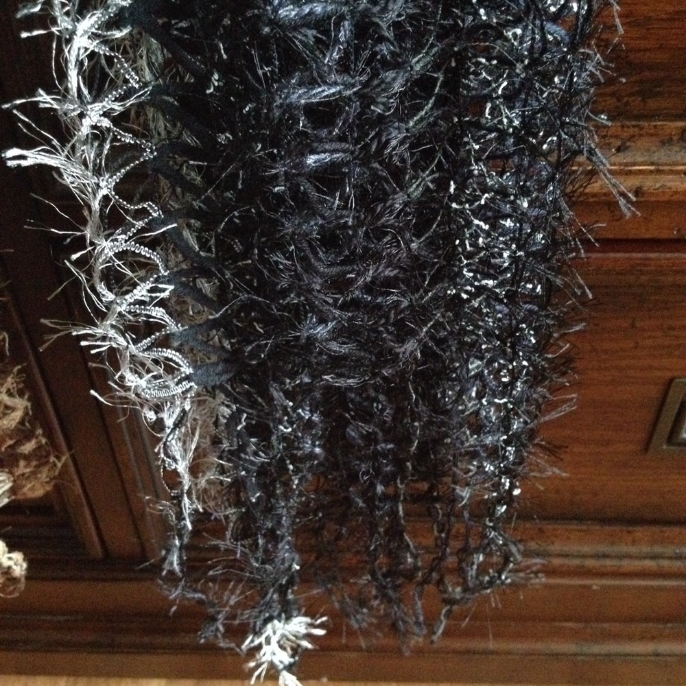 Vintage gray and Black open knit scarf - Picture 3 of 5